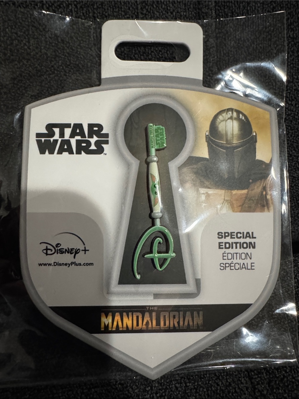 Star Wars Disney The Mandalorian Grogu Collectible Key & Pin - Picture 4 of 5
